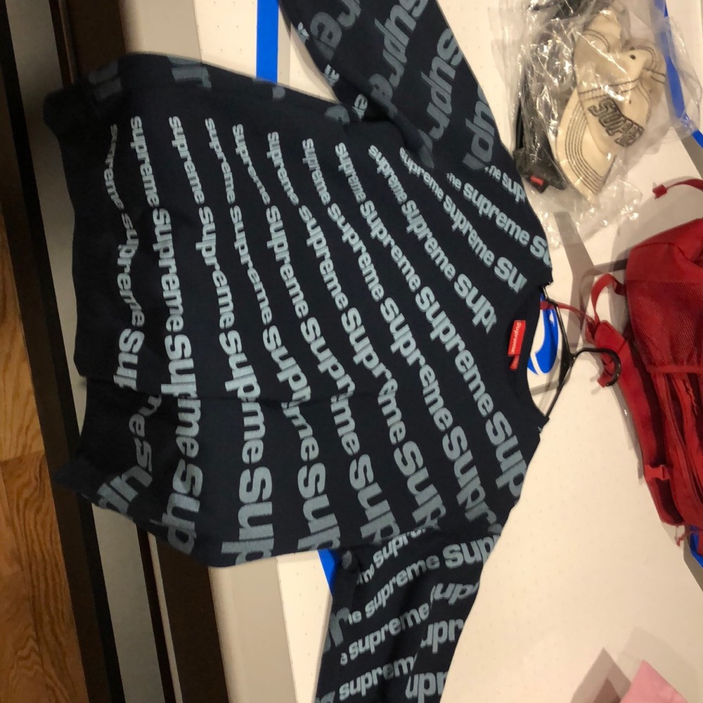 Supreme sweat shirt